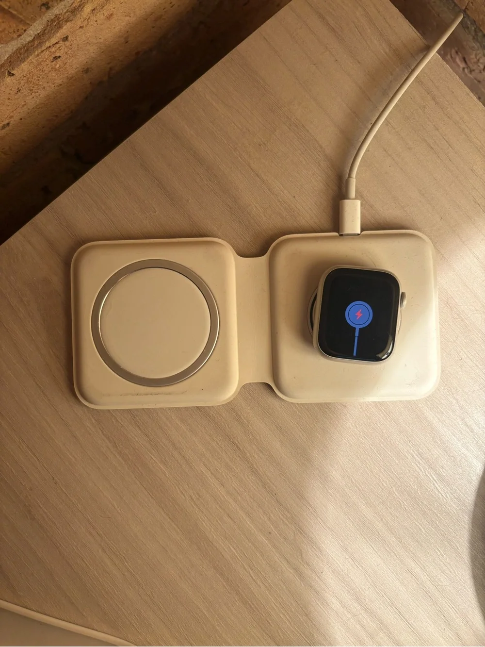 Apple Watch Series 8 41 MM aluminum starlight with straps and charger